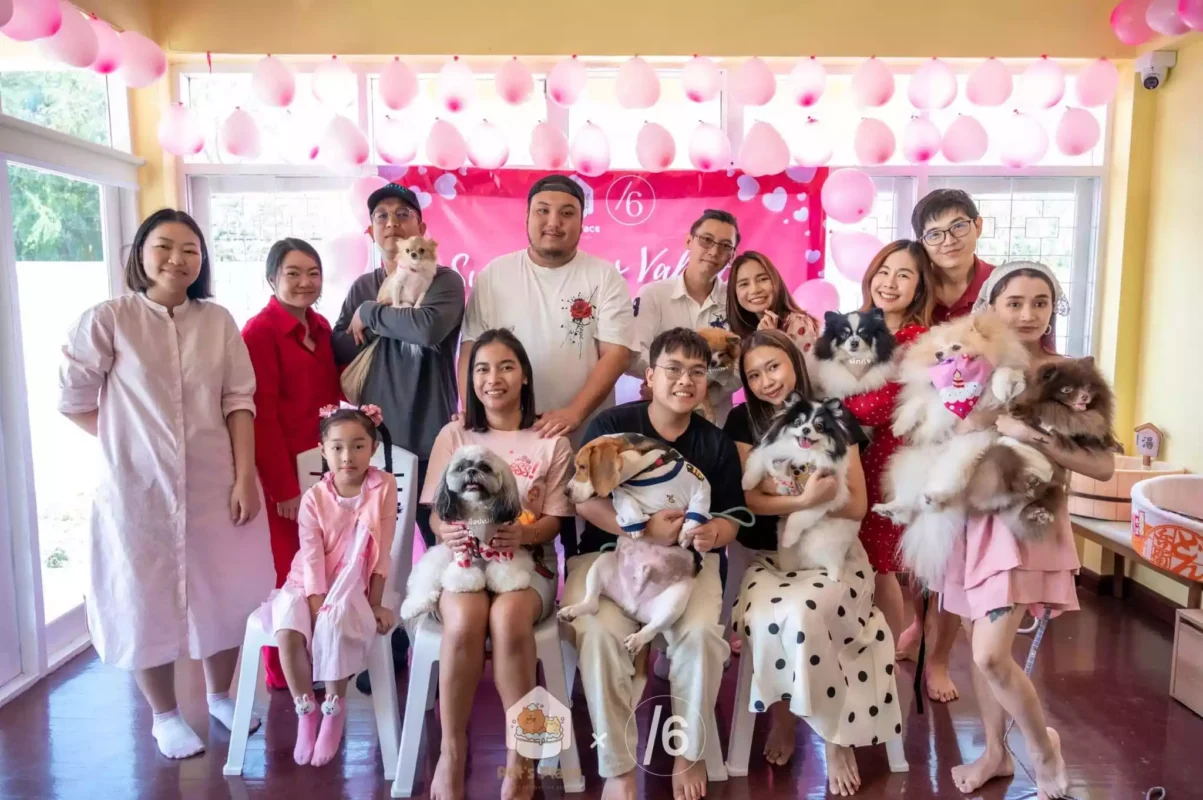 ลูกค้าและสุนัขร่วมงานกิจกรรมที่ Pet's Place ชลบุรี